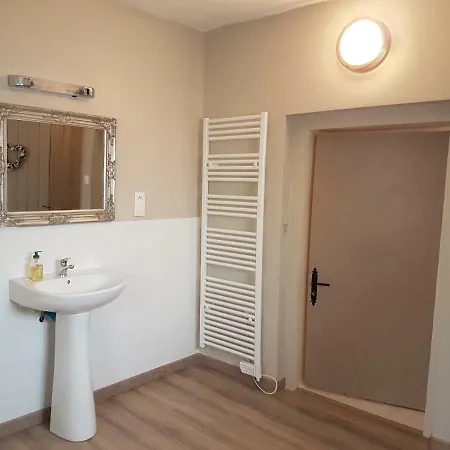 Casa de Férias Cozy Little Townhouse In Sainte-florine, Close To Auzon & Brioude *