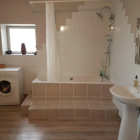 Casa de Férias Cozy Little Townhouse In Sainte-florine, Close To Auzon & Brioude Sainte-Florine